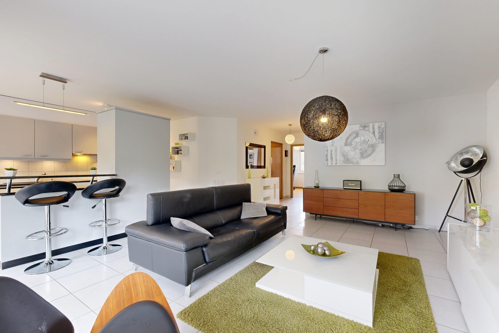 salon avec inside property, virtually staged, sol en carrelage, tile floor, et cloison sèche