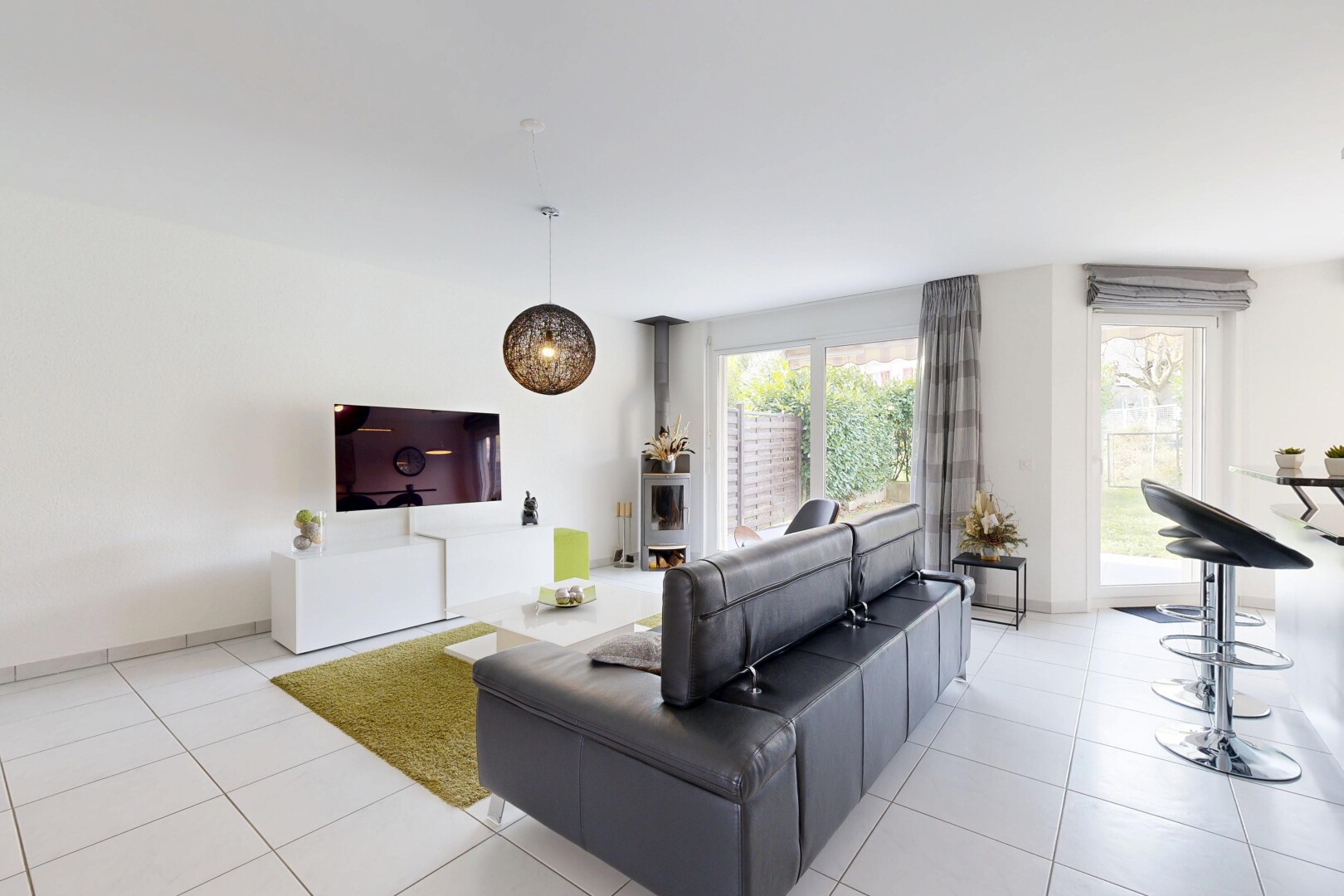 salon avec télévision, cloison sèche, drywall, lumière naturelle, et natural light