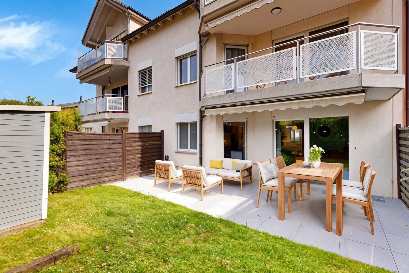 façade avec balcon, bardage en stuc, terrasse, property visible, et day time