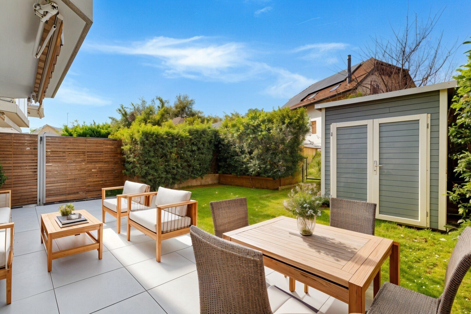 terrasse avec clôture, terrasse, day time, structure extérieure, et coin repas extérieur