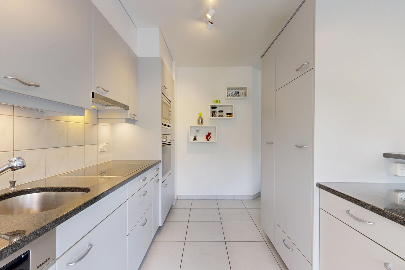 cuisine avec plans de travail en pierre, backsplash, dosseret, tile floor, et sol en carrelage