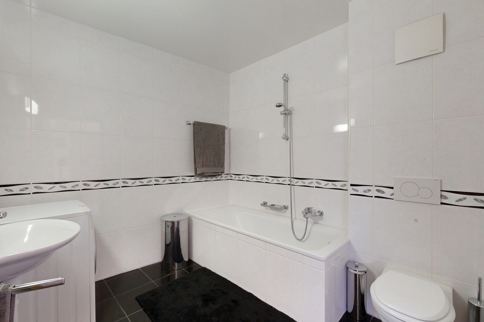 salle de bains avec tile wall, mur en carrelage, salle de bain complète, tile floor, et sol en carrelage