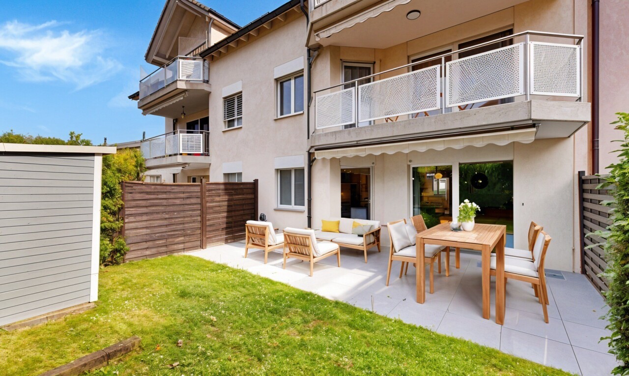 façade avec balcon, bardage en stuc, terrasse, property visible, et day time