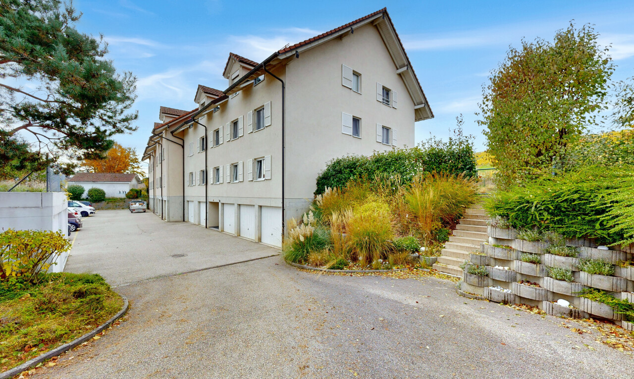 façade avec property visible, bardage en stuc, day time, et garage