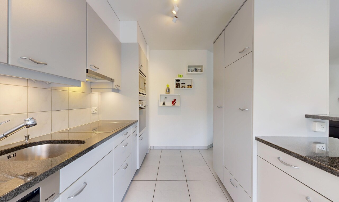 cuisine avec plans de travail en pierre, backsplash, dosseret, tile floor, et sol en carrelage