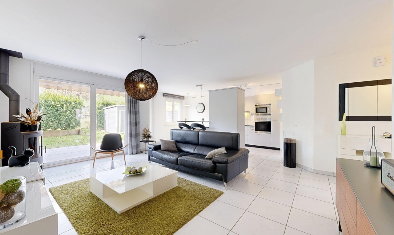salon avec drywall, cloison sèche, inside property, natural light, et lumière naturelle