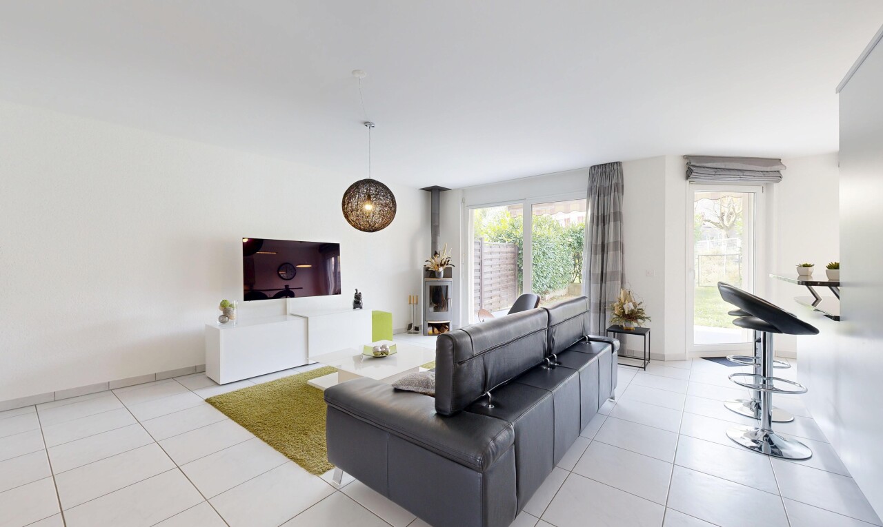 salon avec télévision, cloison sèche, drywall, lumière naturelle, et natural light