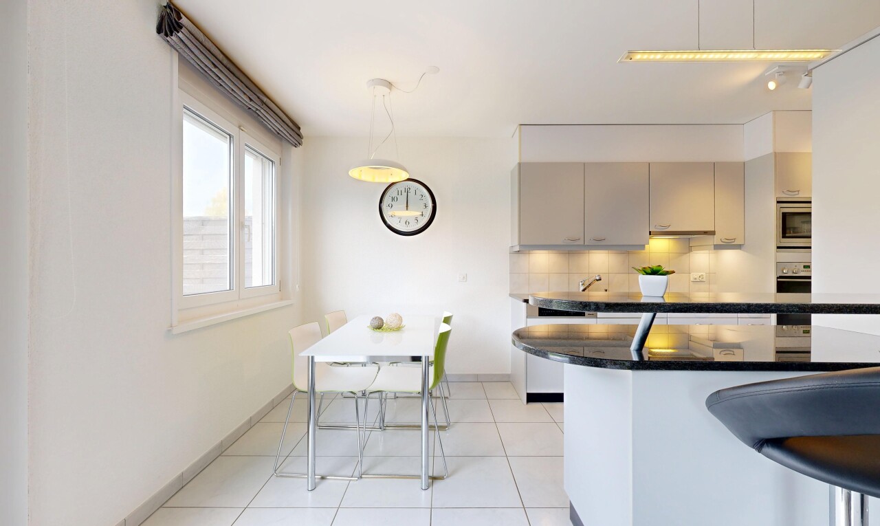 cuisine avec backsplash, dosseret, tile floor, sol en carrelage, et natural light