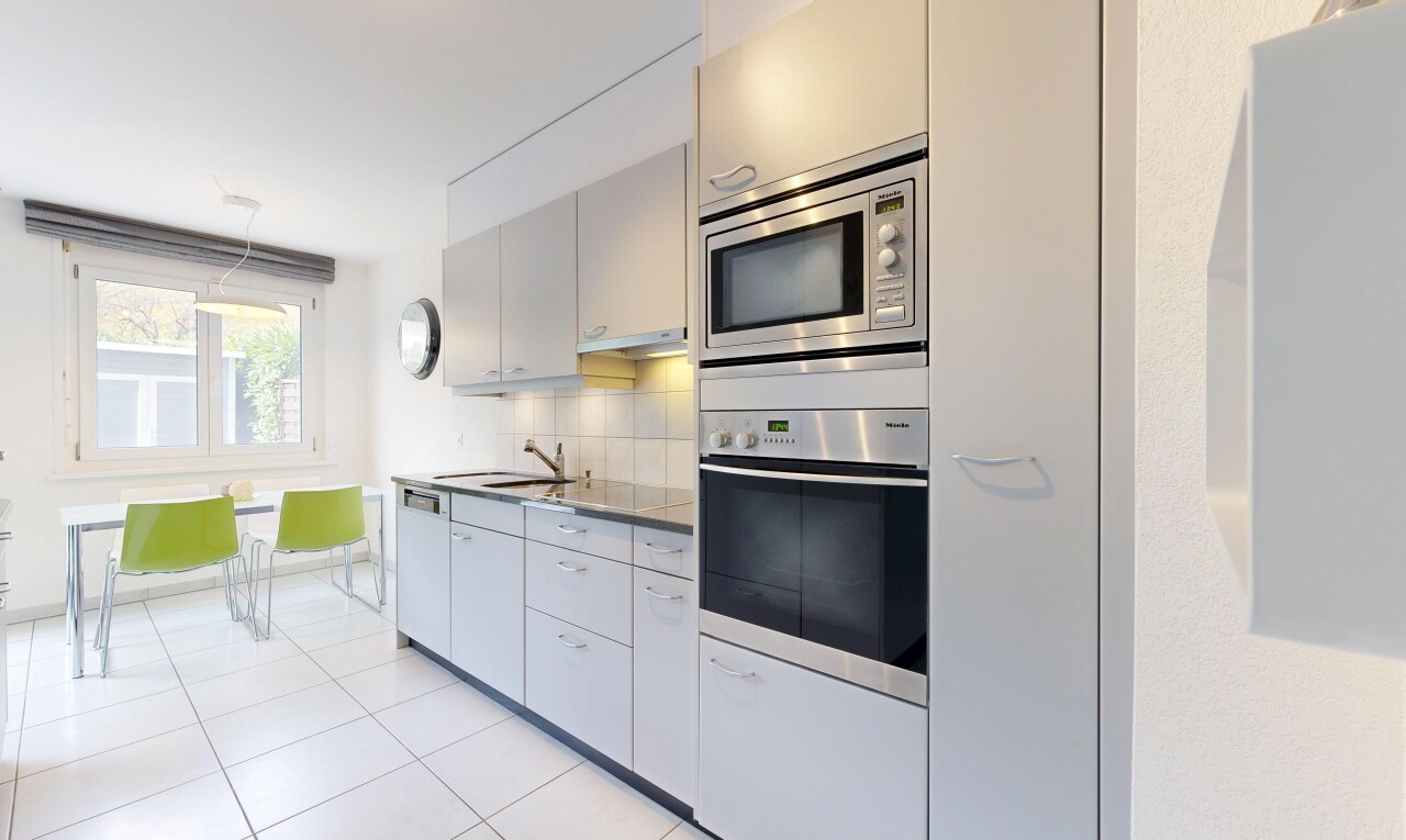 cuisine avec four, dosseret, backsplash, micro-ondes, et sol en carrelage