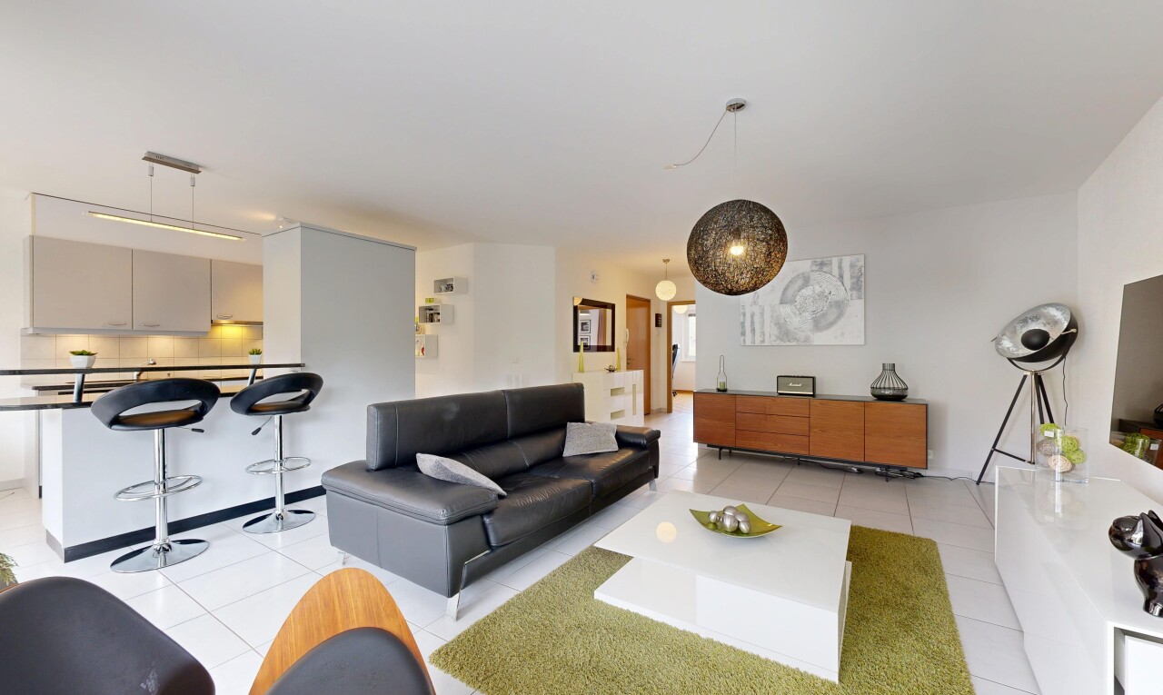 salon avec inside property, virtually staged, sol en carrelage, tile floor, et cloison sèche