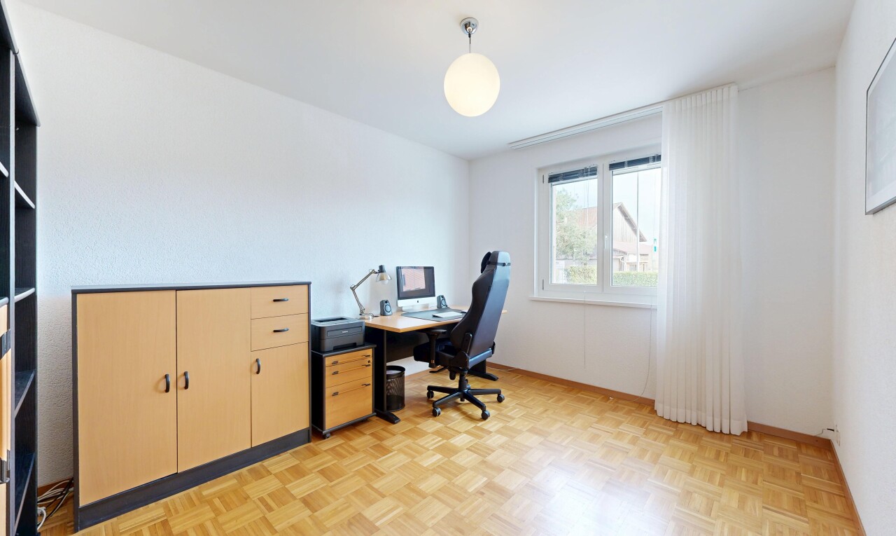 bureau avec espace bureau, natural light, lumière naturelle, parquet floor, et inside property