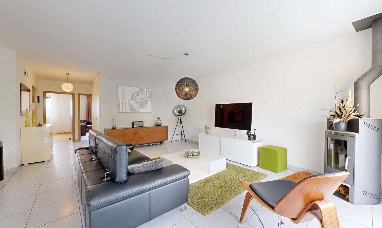 salon avec drywall, cloison sèche, télévision, inside property, et tile floor