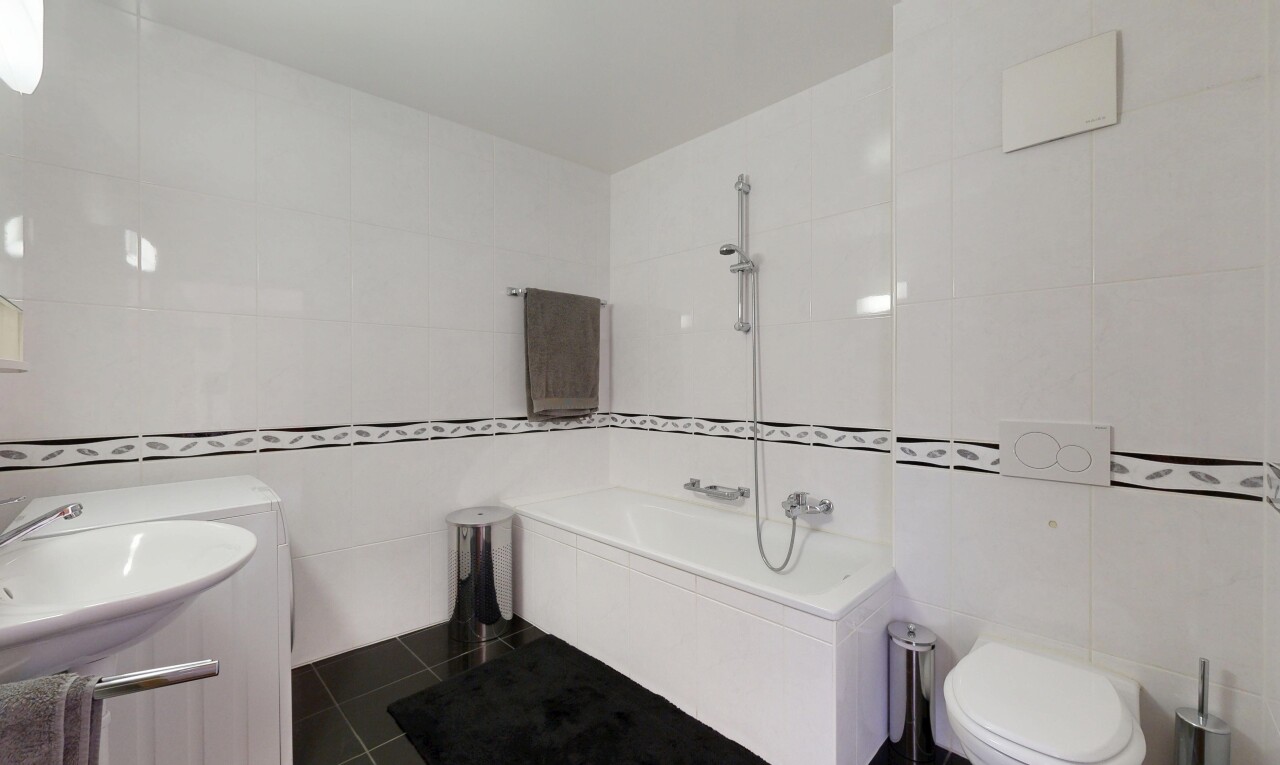 salle de bains avec tile wall, mur en carrelage, salle de bain complète, tile floor, et sol en carrelage