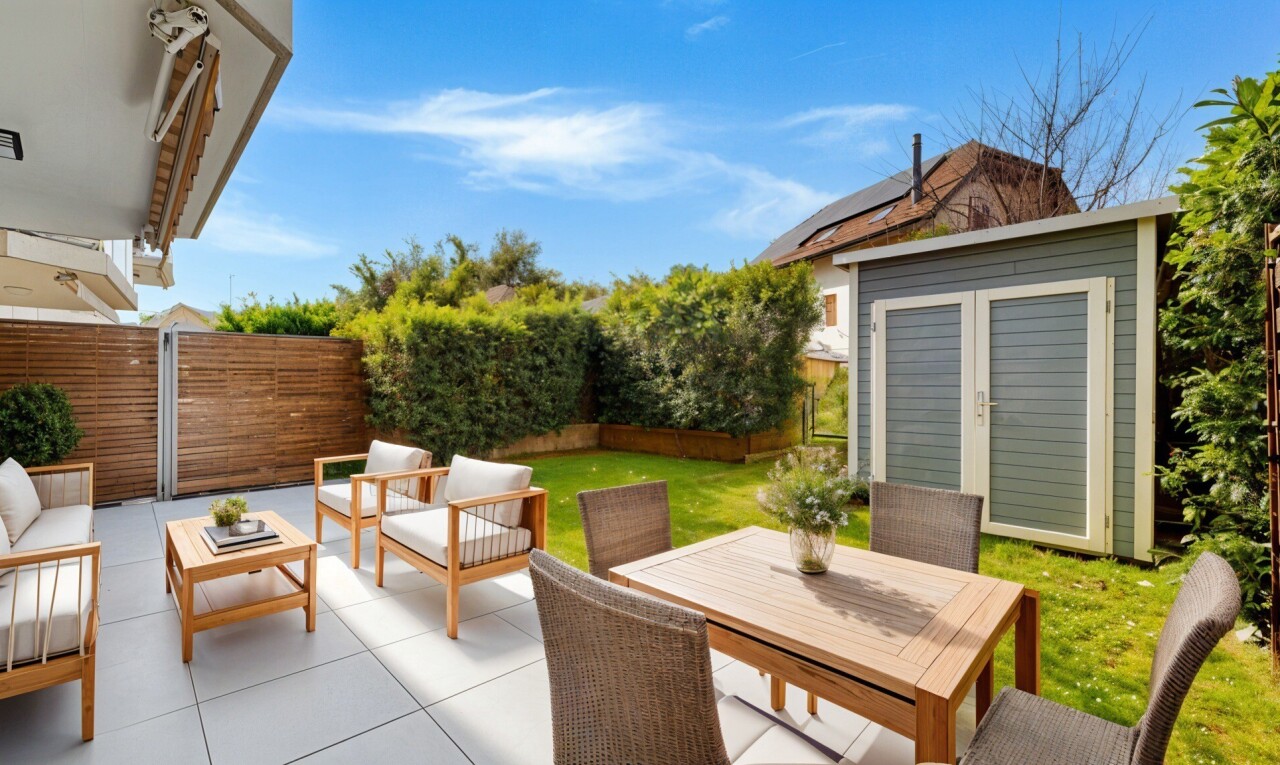 terrasse avec clôture, terrasse, day time, structure extérieure, et coin repas extérieur