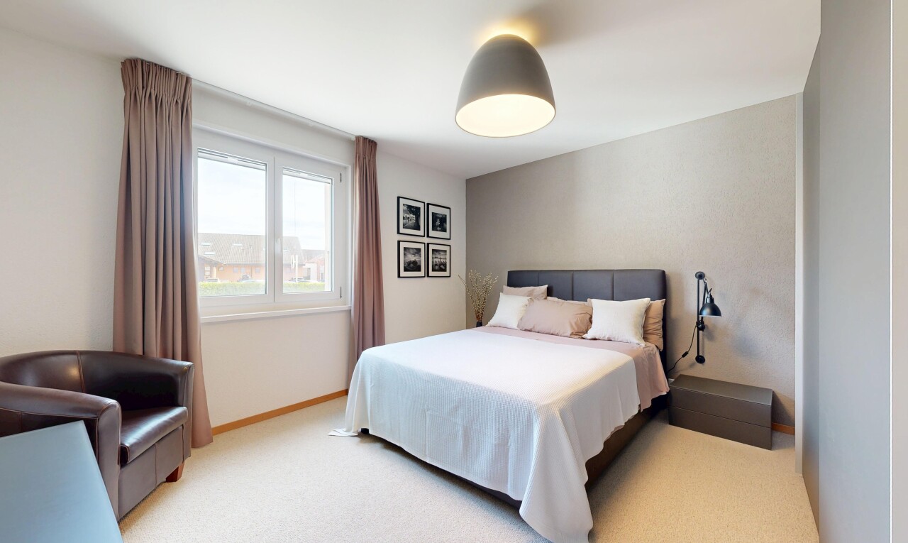 chambre avec inside property, lumière naturelle, natural light, moquette, et carpet