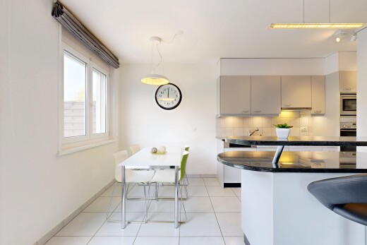 cuisine avec backsplash, dosseret, tile floor, sol en carrelage, et natural light