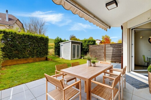 terrasse avec coin repas extérieur, pelouse, terrasse, structure extérieure, et from property