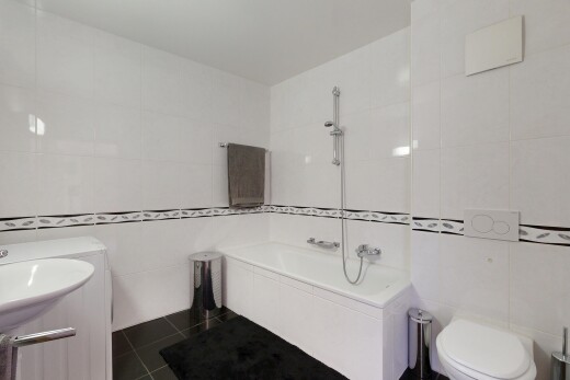 salle de bains avec tile wall, mur en carrelage, salle de bain complète, tile floor, et sol en carrelage