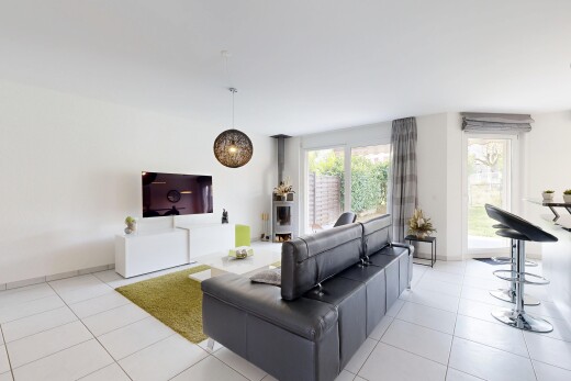 salon avec télévision, cloison sèche, drywall, lumière naturelle, et natural light