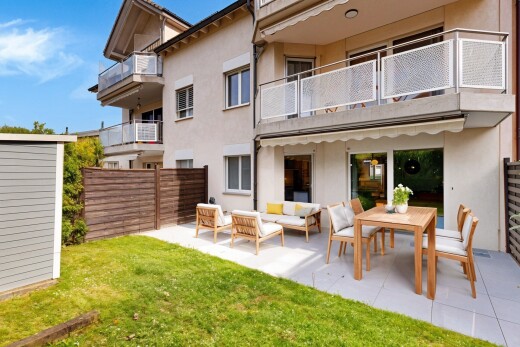 façade avec balcon, bardage en stuc, terrasse, property visible, et day time