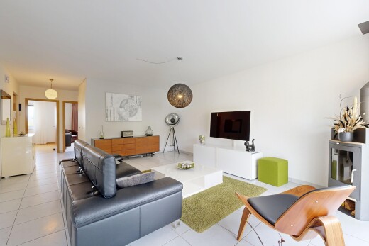 salon avec drywall, cloison sèche, télévision, inside property, et tile floor