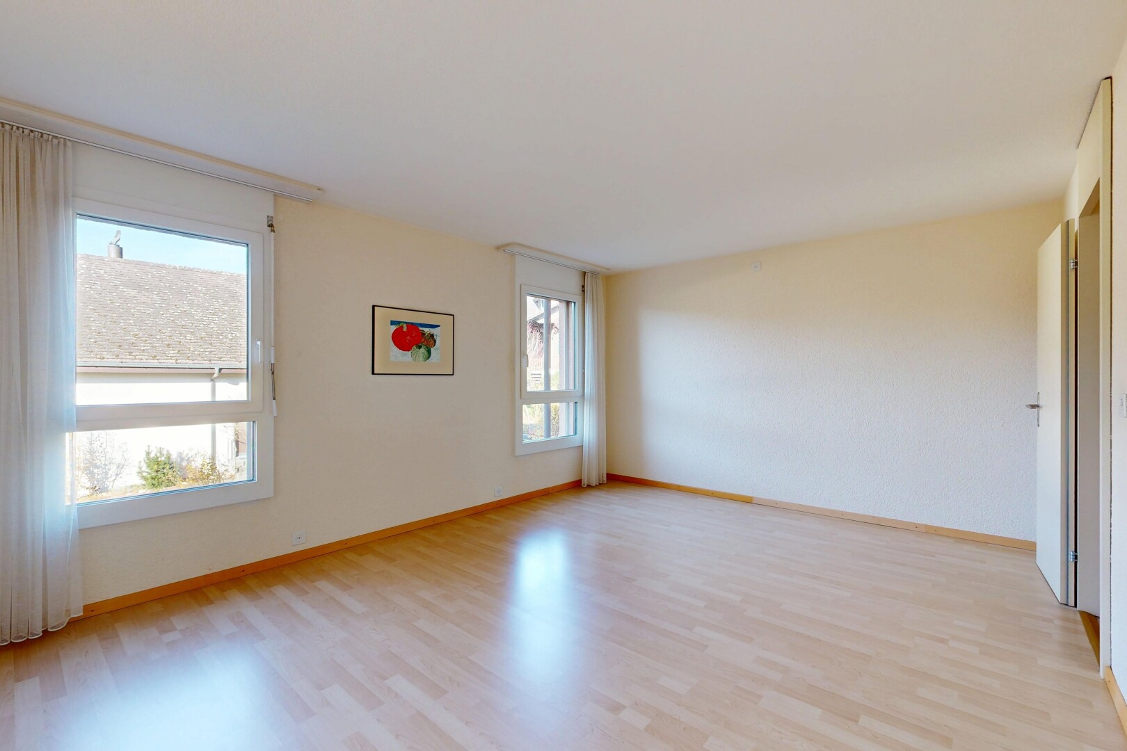 pièce vide avec lumière naturelle, natural light, sol en finition bois, wood finish floor, et inside property