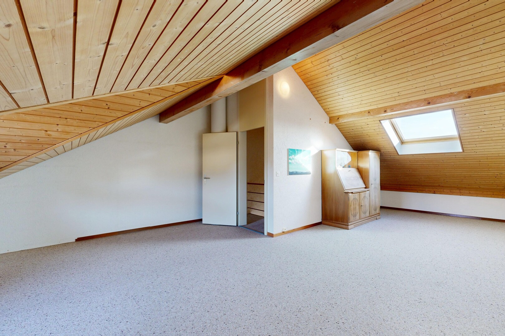 pièce vide avec puits de lumière, drywall, cloison sèche, inside property, et beamed ceiling