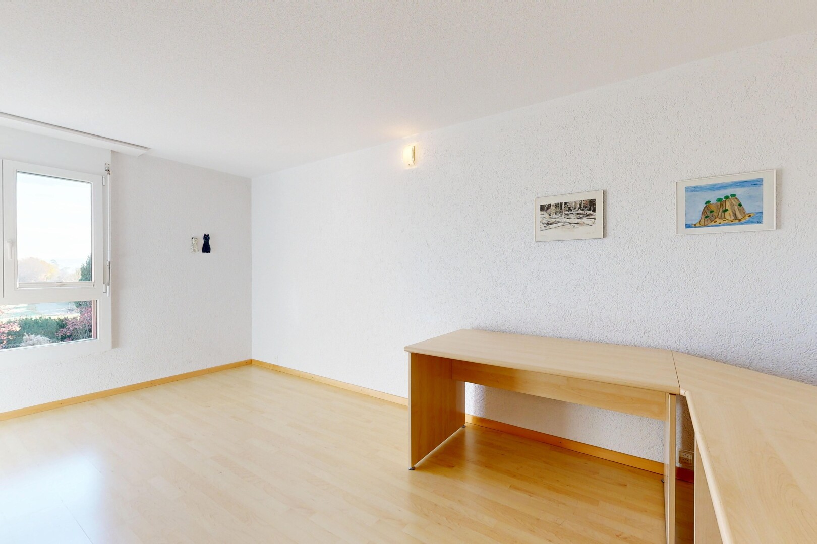 pièce vide avec natural light, lumière naturelle, inside property, wood finish floor, et sol en finition bois