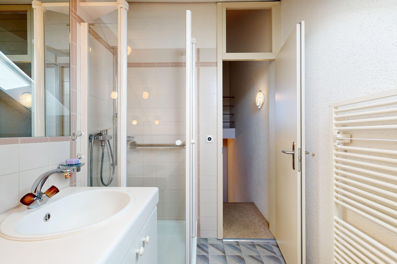 salle de bains avec radiateur, chauffe-serviettes, miroir, salle de bain complète, et douche