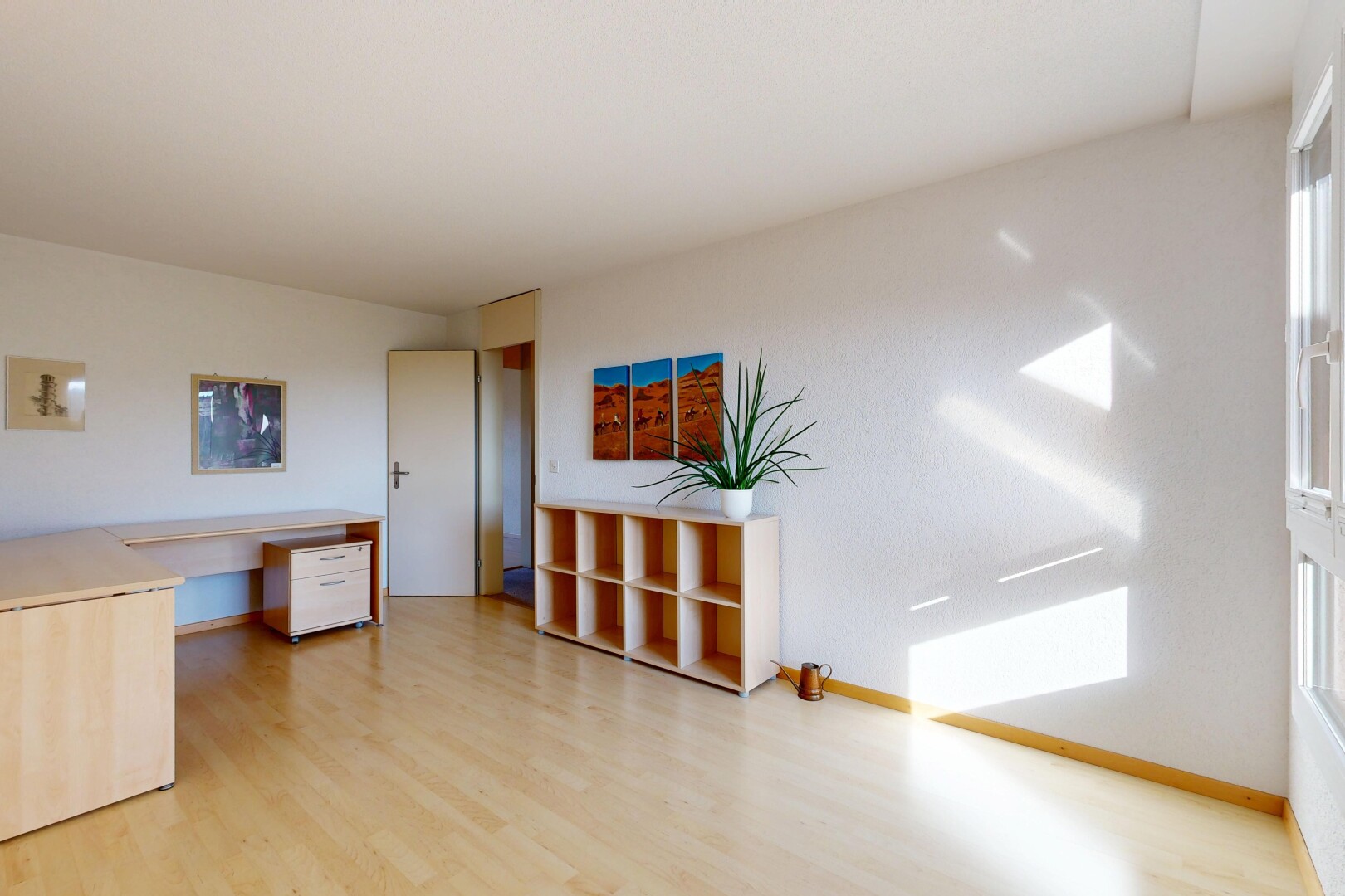 pièce vide avec sol en finition bois, wood finish floor, inside property, cloison sèche, et drywall