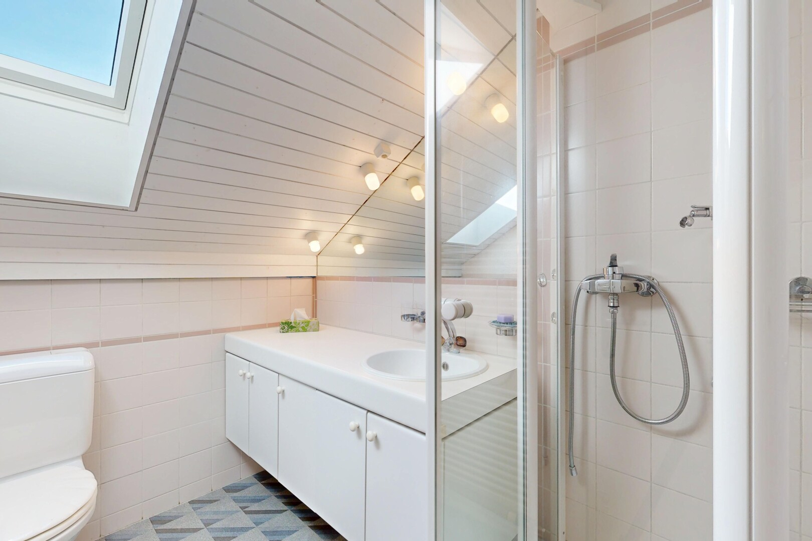 salle de bains avec lavabo (ou coiffeuse selon le contexte), douche, salle de bain complète, tile wall, et mur en carrelage