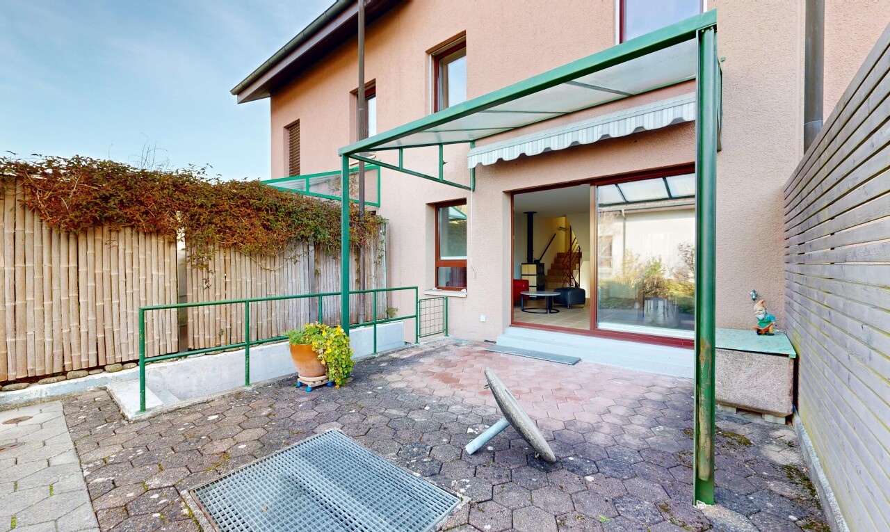 terrasse avec auvent, terrasse, clôture, property visible, et day time
