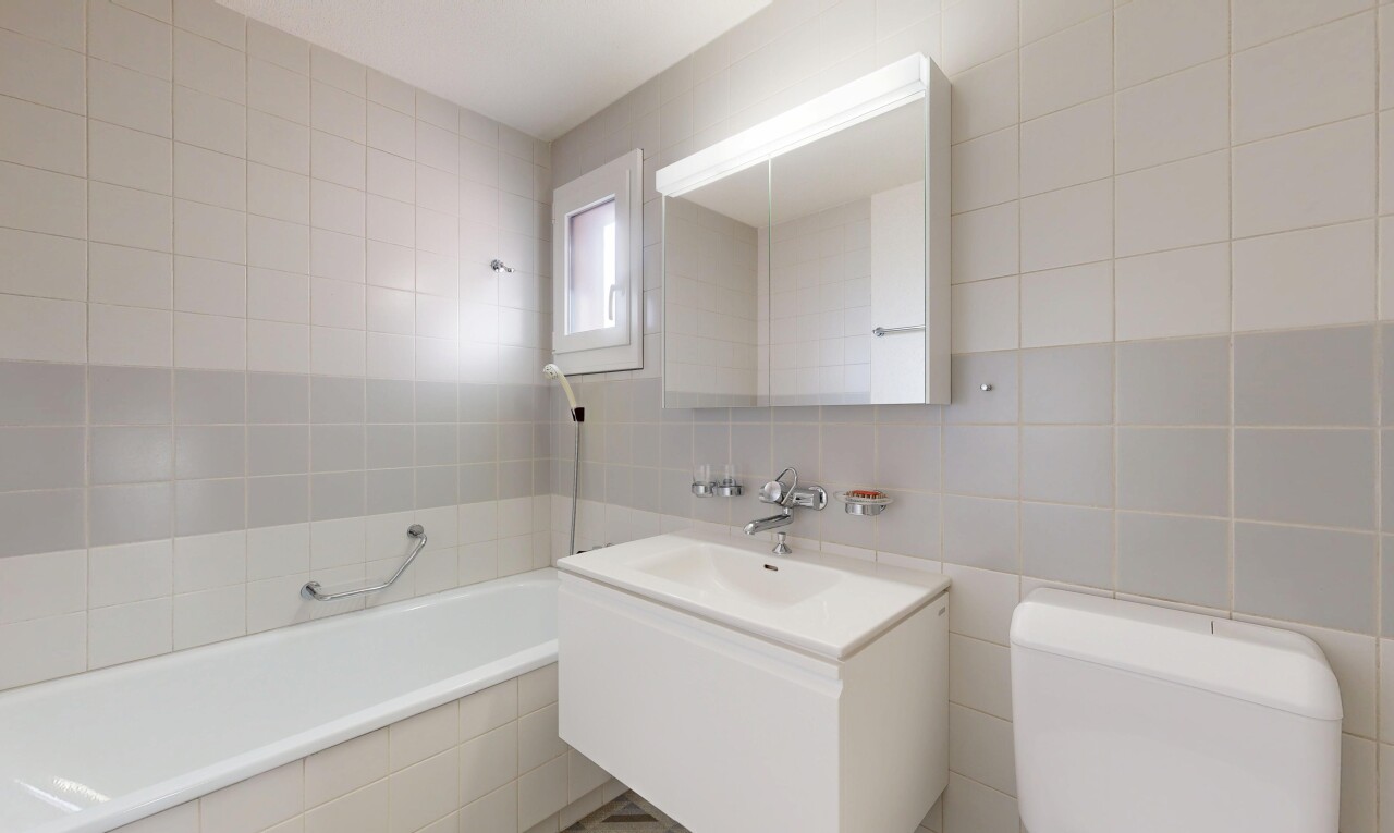 salle de bains avec tile wall, mur en carrelage, miroir, lavabo (ou coiffeuse selon le contexte), et salle de bain complète