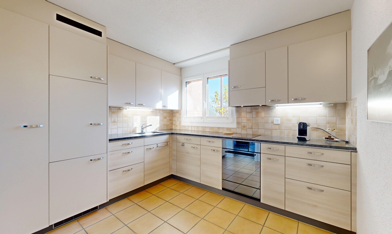 cuisine avec natural light, lumière naturelle, four, tile floor, et sol en carrelage