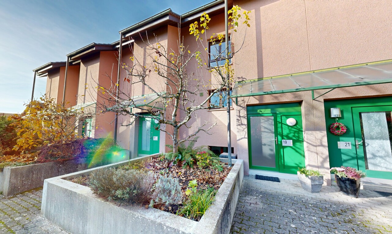 façade avec bardage en stuc, property visible, et day time