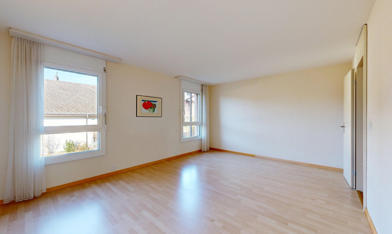 pièce vide avec lumière naturelle, natural light, sol en finition bois, wood finish floor, et inside property