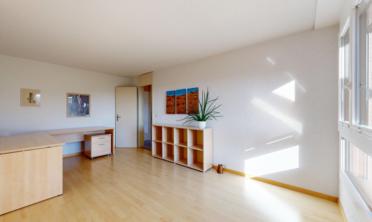 pièce vide avec sol en finition bois, wood finish floor, inside property, cloison sèche, et drywall