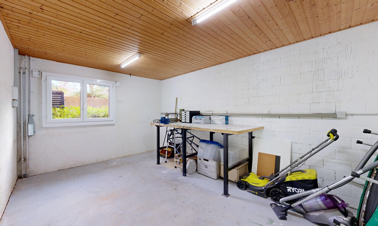 bureau avec mur en blocs de béton, concrete block wall, sol en béton, concrete floor, et unfinished concrete floor