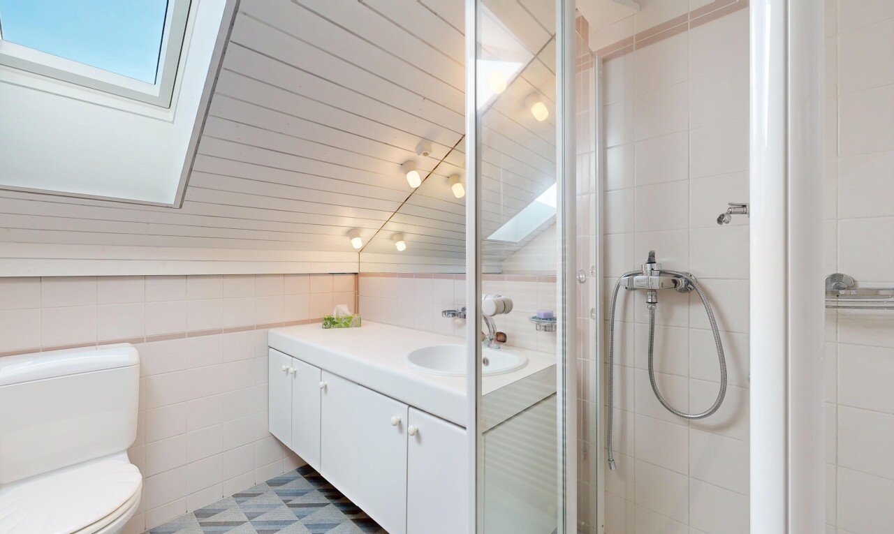 salle de bains avec lavabo (ou coiffeuse selon le contexte), douche, salle de bain complète, tile wall, et mur en carrelage