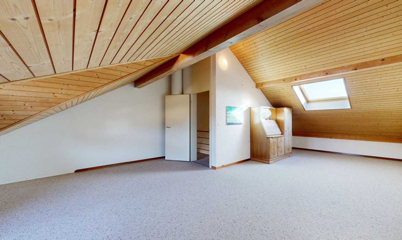 pièce vide avec puits de lumière, drywall, cloison sèche, inside property, et beamed ceiling