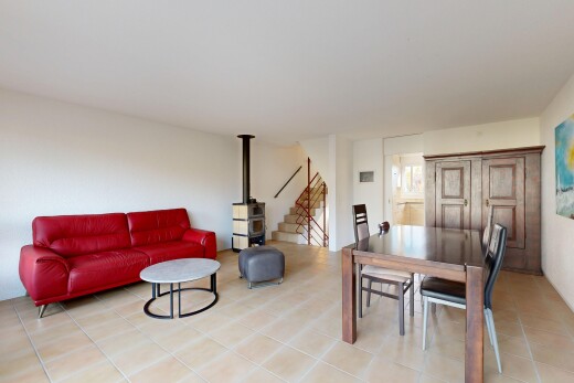 wohn- / esszimmer mit gipskartonwand, drywall, inside property, treppen, und holzofen