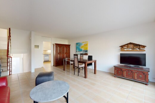 wohn- / esszimmer mit fernseher, drywall, gipskartonwand, inside property, und tile floor