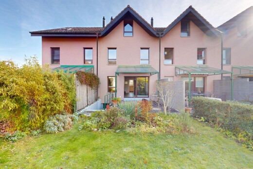 außenansicht mit rasen, stuckverkleidung, property visible, day time, und markise