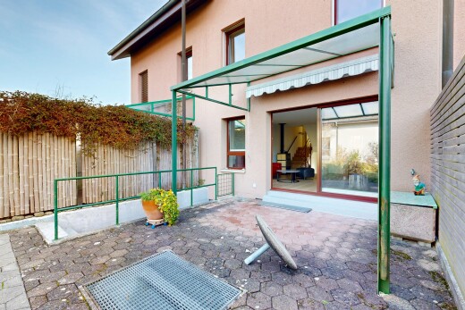 terrasse mit markise, terrasse, zaun, property visible, und day time