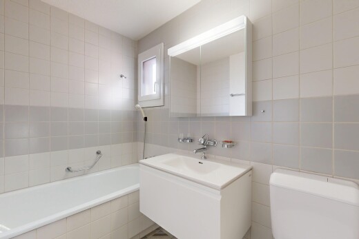 salle de bains avec tile wall, mur en carrelage, miroir, lavabo (ou coiffeuse selon le contexte), et salle de bain complète