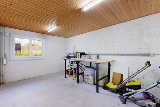 bureau avec mur en blocs de béton, concrete block wall, sol en béton, concrete floor, et unfinished concrete floor