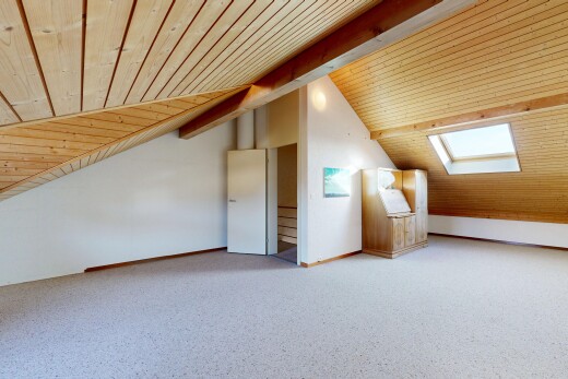 leerer raum mit dachfenster, drywall, gipskartonwand, inside property, und beamed ceiling