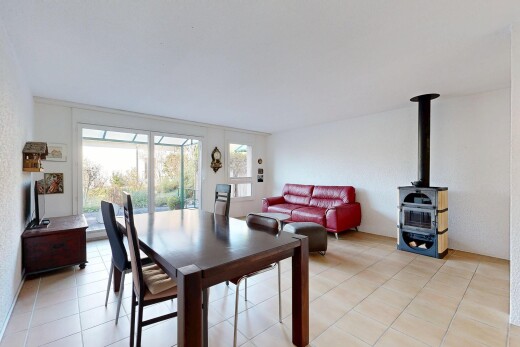 wohn- / esszimmer mit holzofen, inside property, natürliches licht, natural light, und fliesenboden