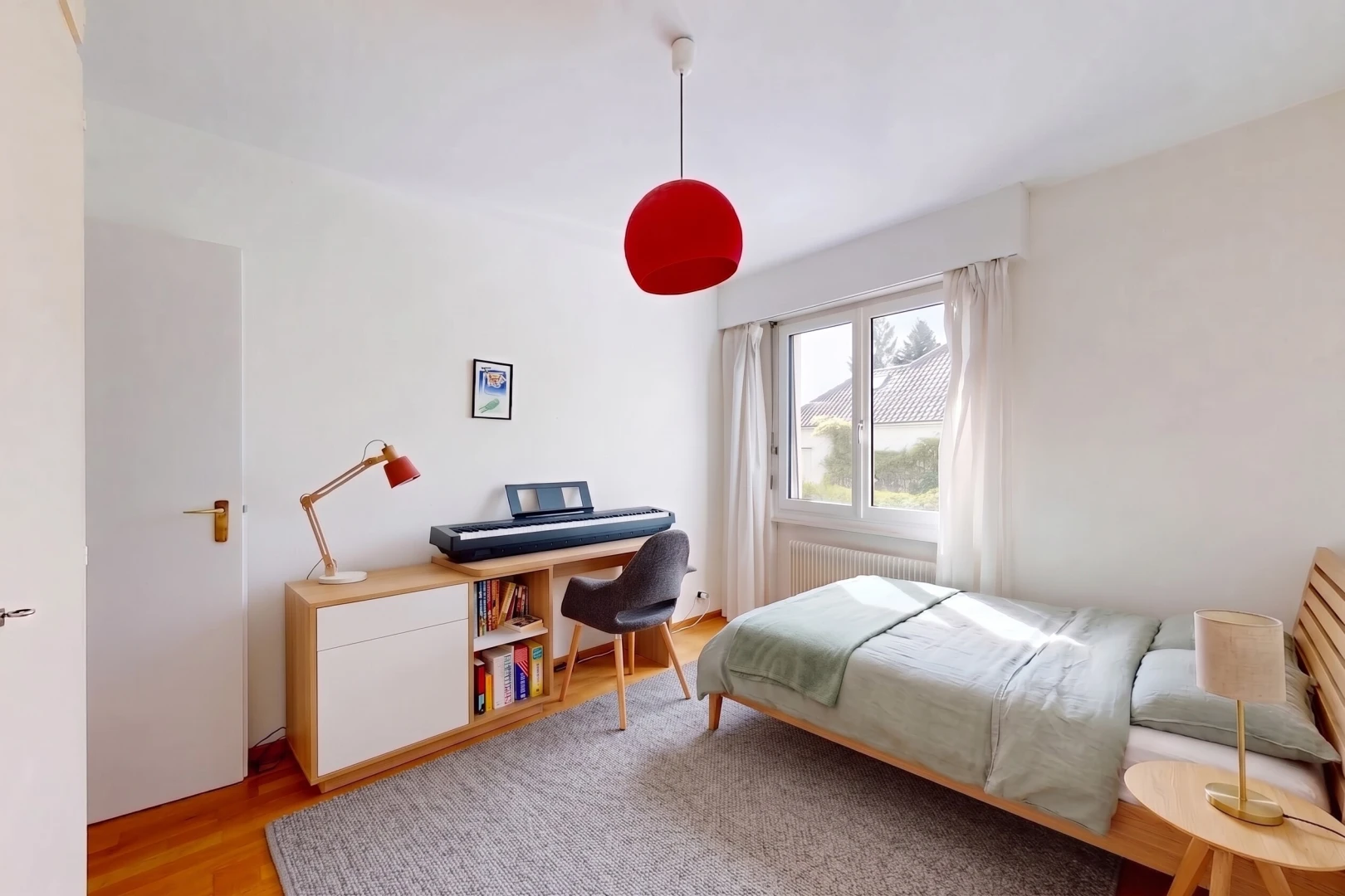 chambre avec éclairage suspendu, cloison sèche, drywall, sol en finition bois, et wood finish floor