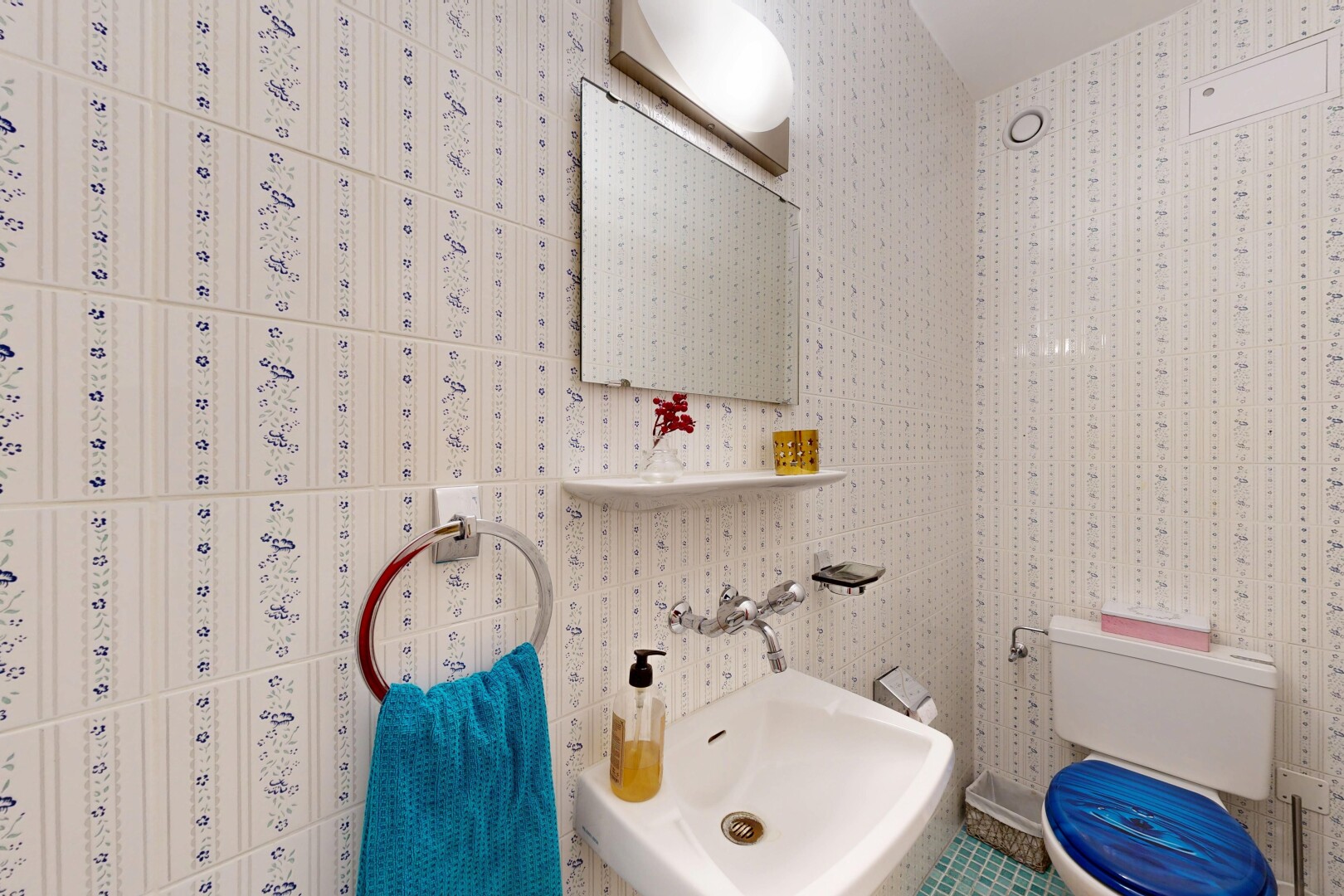 bathroom featuring toilet and a sink